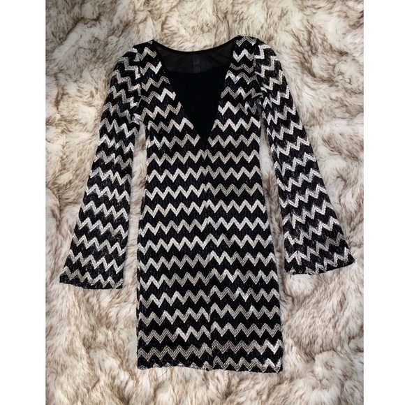 Long sleeve chevron dress in black/ivory - Picture 2 of 2